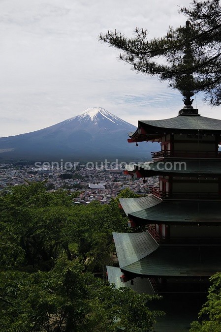 新倉山浅間公園より富士山を望む