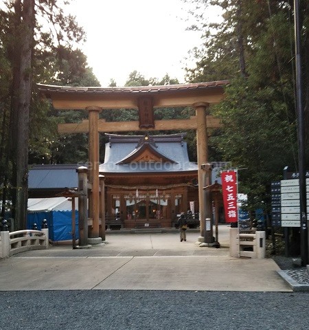 厳かな雰囲気の穂高神社